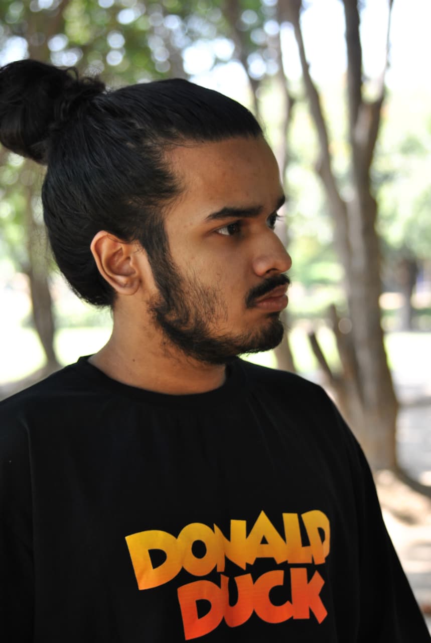 Oversized Donald Duck Graphic Tee – Streetwear Edition